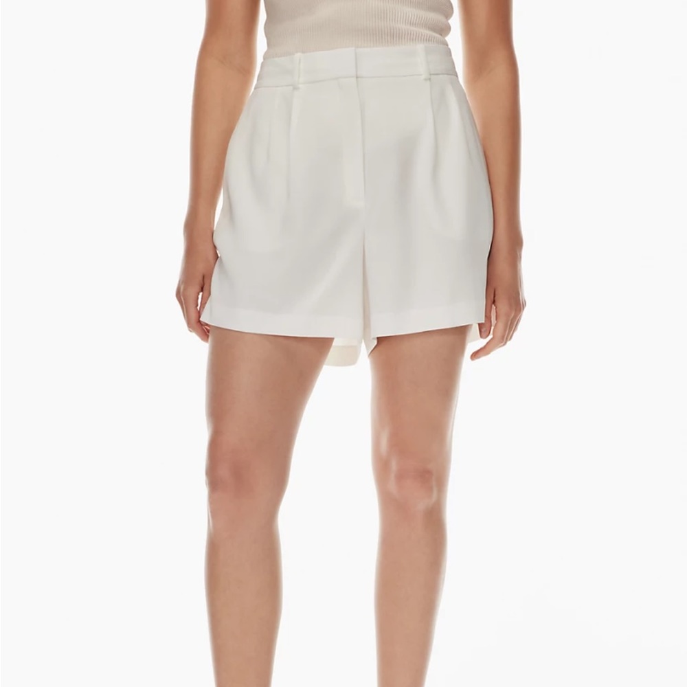 Babaton Pleated 5" short in size 6 color Espace